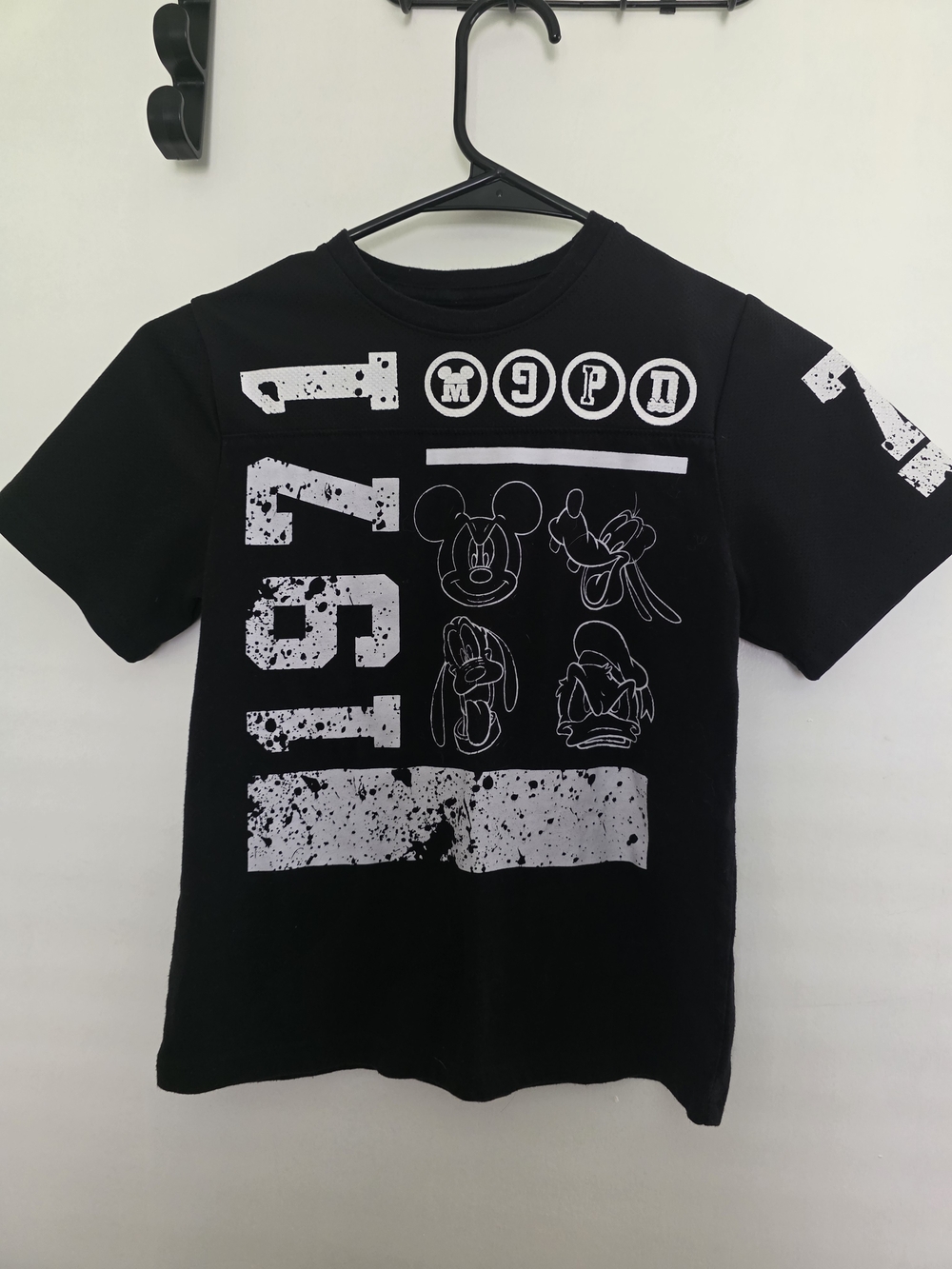 Disney Parks Mickey Mouse Friends Black Graphic T-Shirt Size Small Authentic